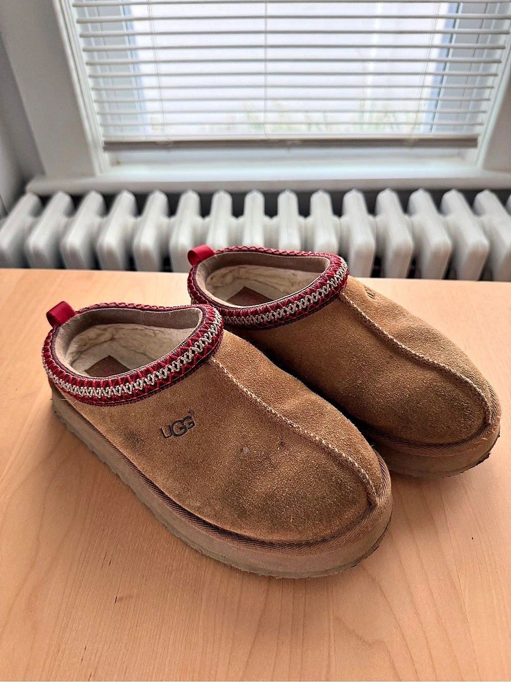 UGG Tazz - Girls Size 4